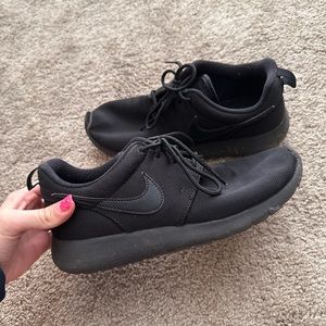 Black Nike Rosche